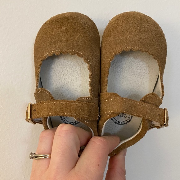 Whim and Wander by Sweet Honey Tan Scallop Suede Mary Janes Toddler Size 6 - Picture 3 of 8